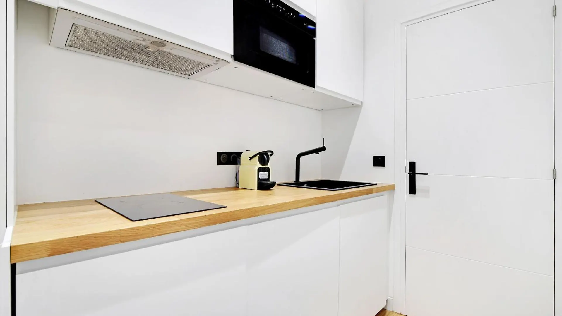 Pretty Studio In Paris